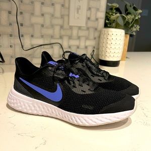 Nike Revolution 6 girls size 3.5Y